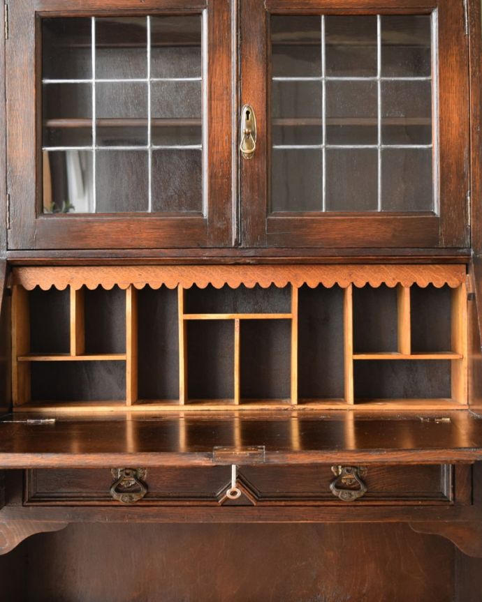 ビューロー　アンティーク家具　ビューローブックケース　お片付け上手のヒミツ扉の中身はこんなに細かく仕切られています。(q-2215-f)