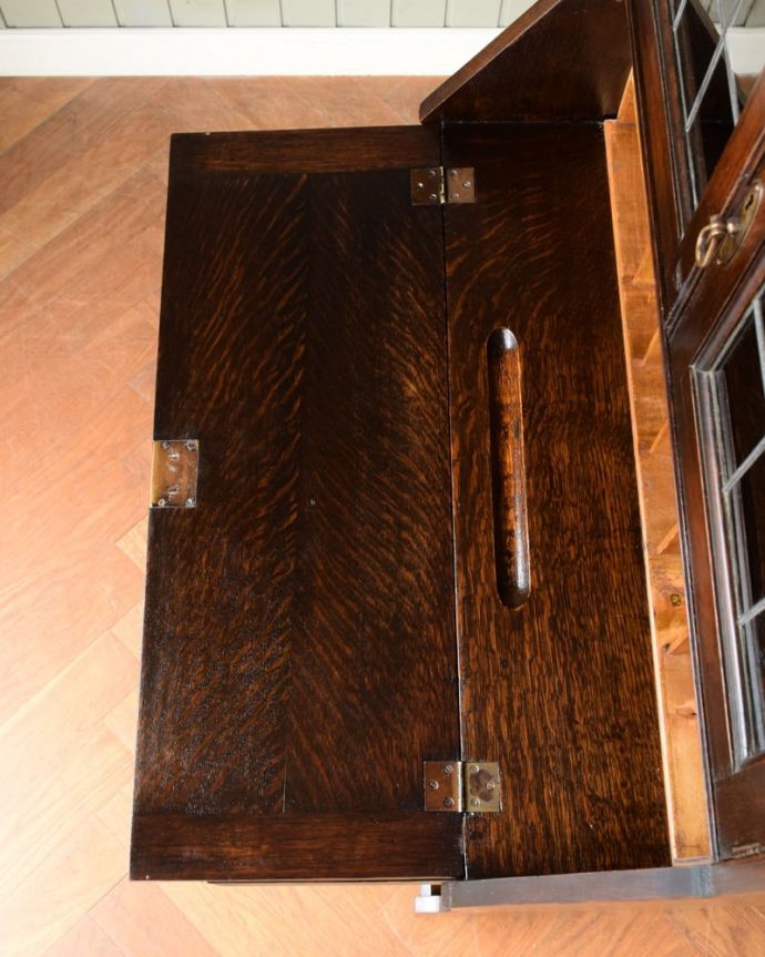 ビューロー　アンティーク家具　ビューローブックケース　デスクの天板を上から見ると･･･やっぱりデスクは天板部分が気になるから、専門の職人が古い塗装を剥離してピッカピカに修復しました。(q-2215-f)