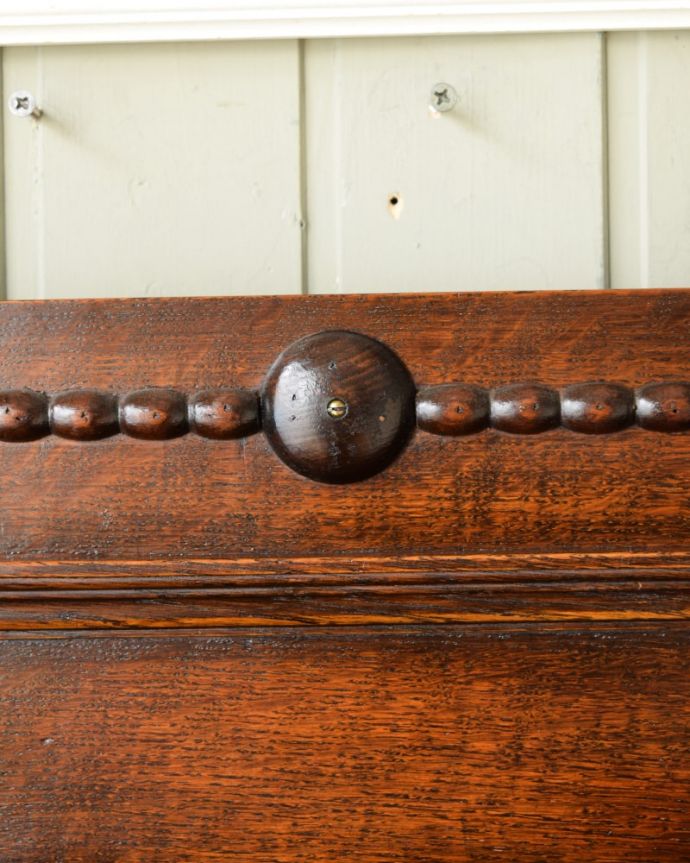 ビューロー　アンティーク家具　ビューローブックケース　惚れ惚れしちゃう美しさこんなに堅い無垢材に一体どうやって彫ったんだろう？と不思議になるくらい細かい彫にうっとりです。(q-2215-f)