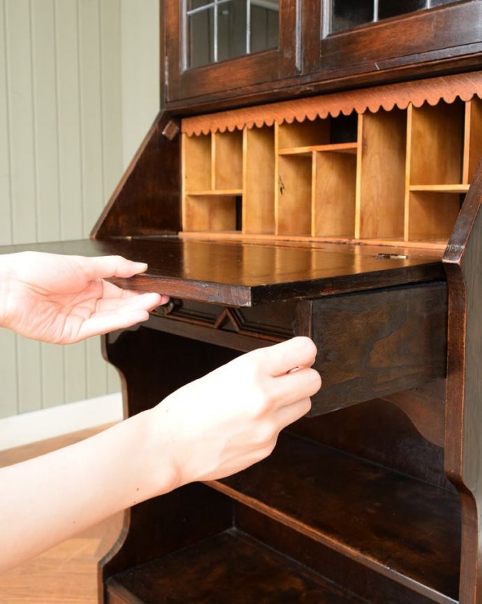 ビューロー　アンティーク家具　ビューローブックケース　あっという間にデスクに変身扉を前に倒すだけで、あっという間にデスクが登場！どんな場所にも似合う「魅せるデスク」です。(q-2215-f)