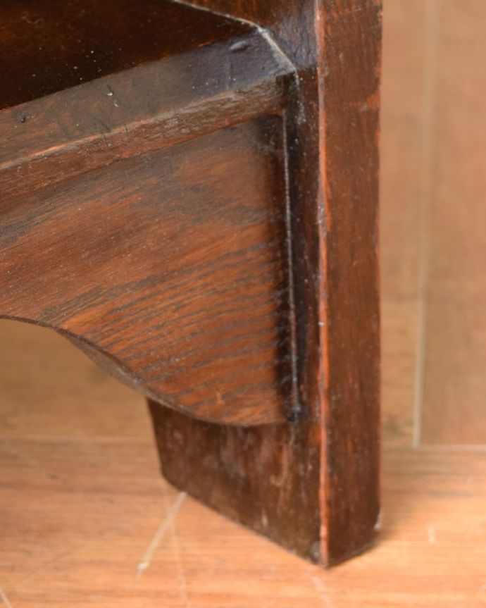 ビューロー　アンティーク家具　ビューローブックケース　女性でも運べちゃう理由は･･･Handleのアンティークは、脚の裏にフェルトキーパーをお付けしていますので、重い家具でも床を滑らせれて移動する事が出来ます。(q-2215-f)