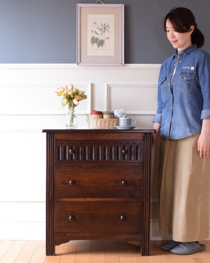 アンティークのチェスト アンティーク家具 イギリスで見つけたアンティーク家具、コンパクトサイズのドロワーチェスト。英国アンティークらしい落ち着いた雰囲気が自慢落ち着いた色合いが英国アンティークらしい雰囲気のチェスト。(q-2216-f)