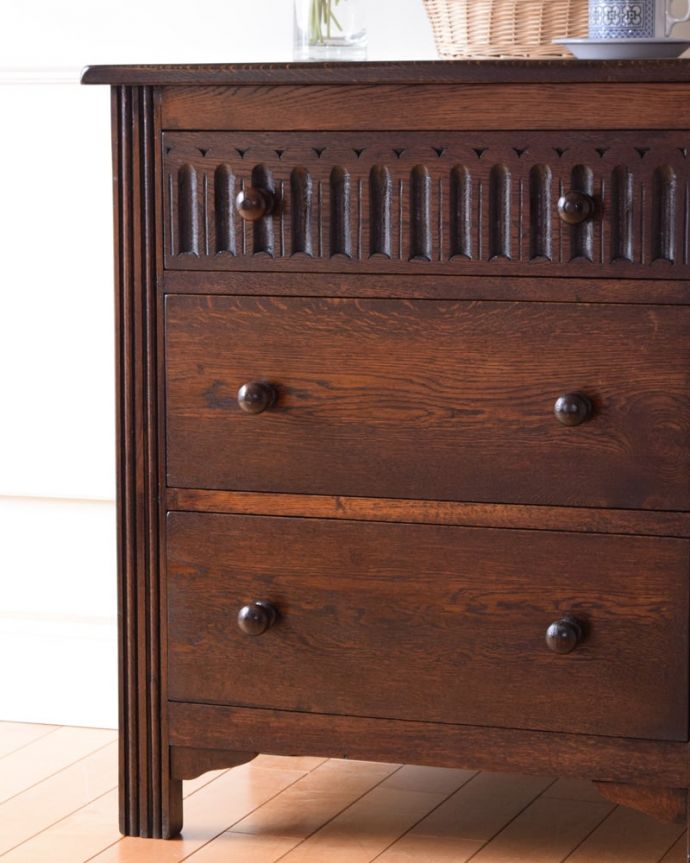 アンティークのチェスト アンティーク家具 イギリスで見つけたアンティーク家具、コンパクトサイズのドロワーチェスト。見た目はもちろん、実用的に使って楽しみましょうアンティークのチェストは見た目の美しさはもちろん、実用的にたっぷり収納が出来る実力派。(q-2216-f)