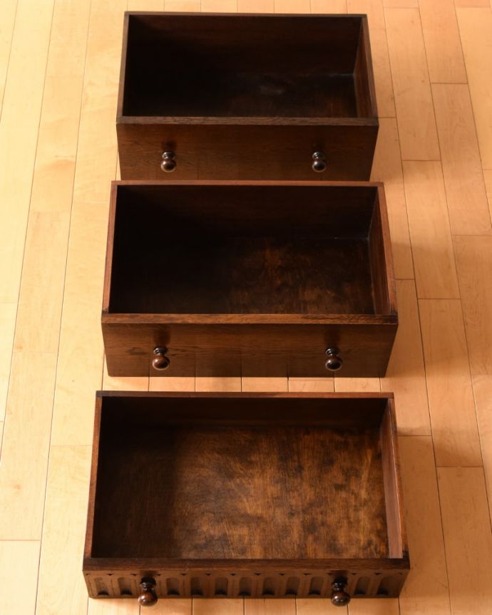 アンティークのチェスト アンティーク家具 イギリスで見つけたアンティーク家具、コンパクトサイズのドロワーチェスト。何を入れても大丈夫。(q-2216-f)
