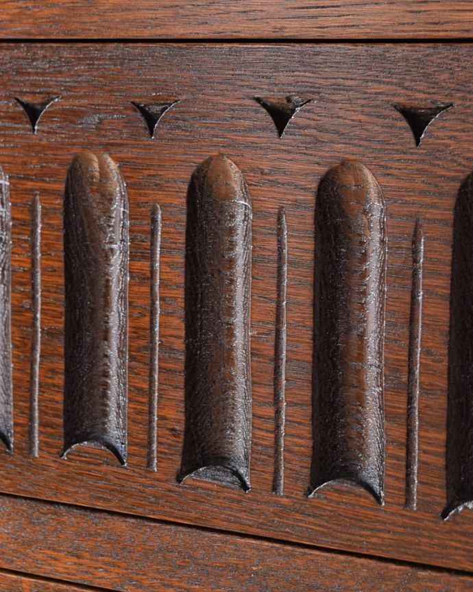 アンティークのチェスト アンティーク家具 イギリスで見つけたアンティーク家具、コンパクトサイズのドロワーチェスト。惚れ惚れするような美しさとっても堅い無垢材に一体どうやって彫っていったんでしょう?アンティークらしく細かい彫りを眺めているだけでうっとりしてしまいます。(q-2216-f)