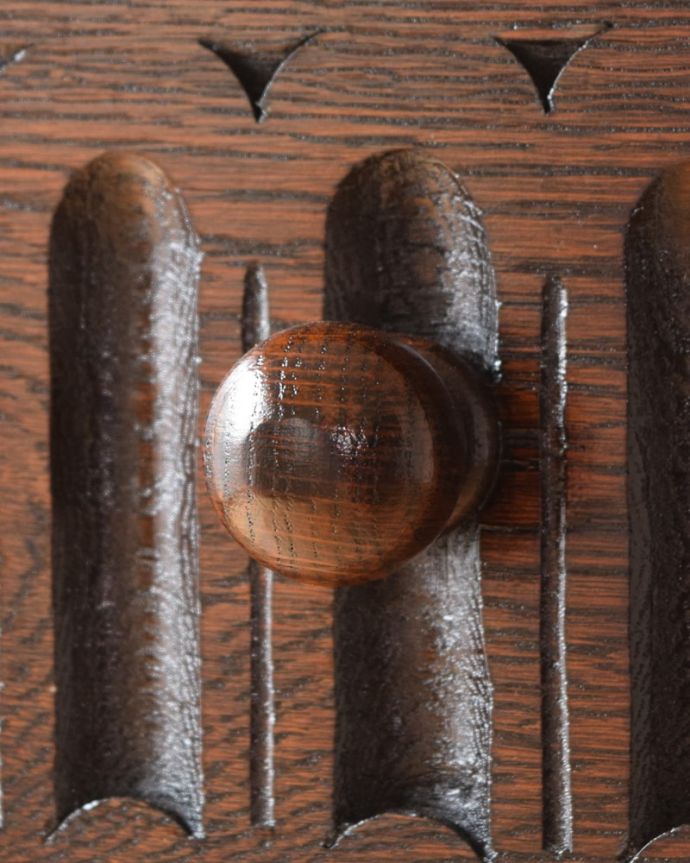 アンティークのチェスト アンティーク家具 イギリスで見つけたアンティーク家具、コンパクトサイズのドロワーチェスト。開ける度にワクワク高級感漂うアンティークらしいデザインの取っ手。(q-2216-f)