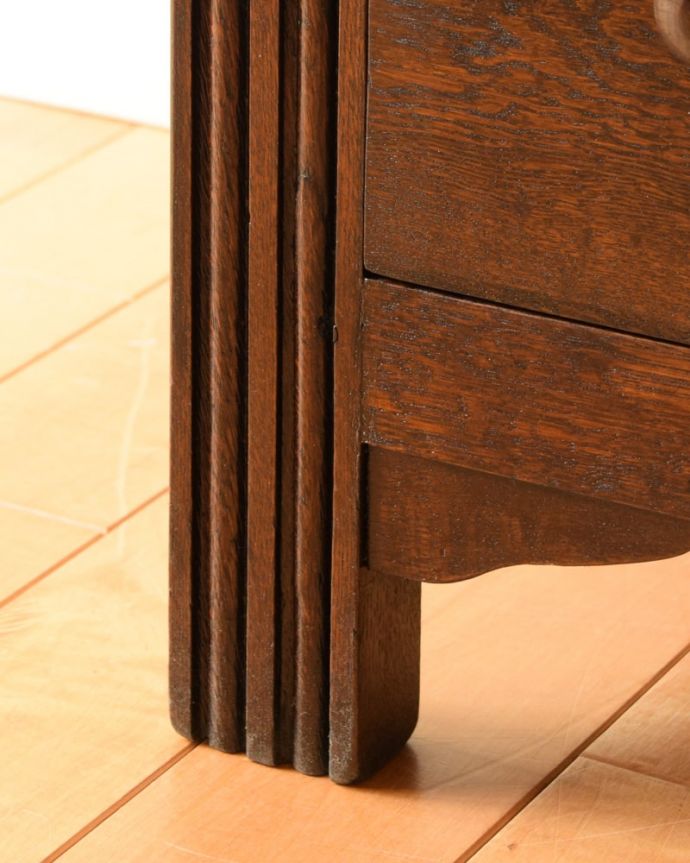 アンティークのチェスト アンティーク家具 イギリスで見つけたアンティーク家具、コンパクトサイズのドロワーチェスト。女性1人でラクラク運べちゃう仕掛けHandleのアンティークは、脚の裏にフェルトキーパーをお付けしています。(q-2216-f)