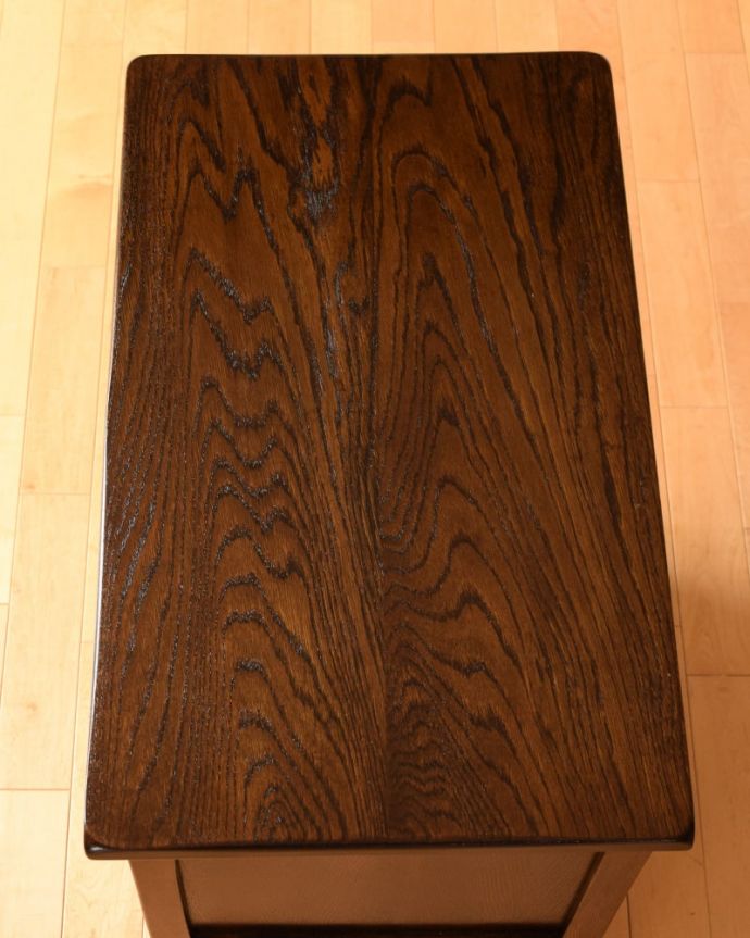 アンティークのチェスト アンティーク家具 イギリスで見つけたアンティーク家具、コンパクトサイズのドロワーチェスト。何を置こうかな・・・?上から見ると、天板はこんな感じです。(q-2216-f)