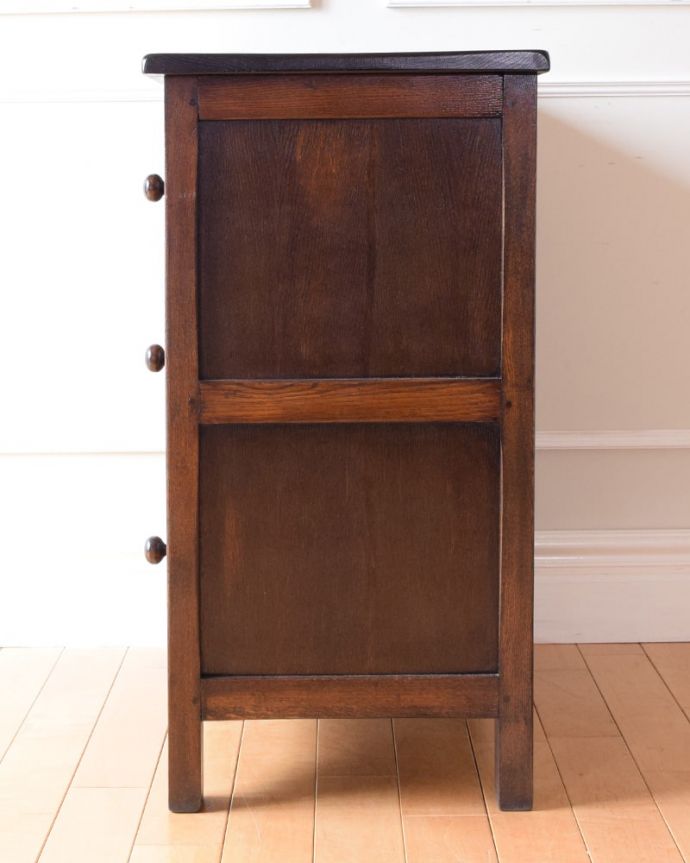 アンティークのチェスト アンティーク家具 イギリスで見つけたアンティーク家具、コンパクトサイズのドロワーチェスト。横顔だってカッコいい横から見るとこんな感じです。(q-2216-f)