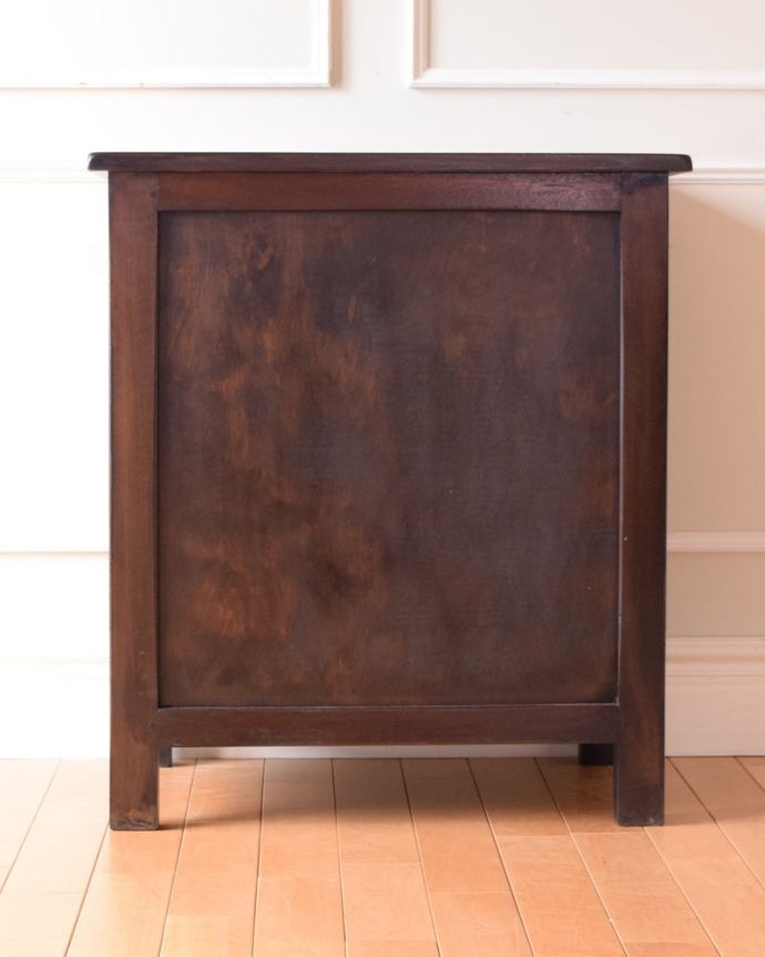 アンティークのチェスト アンティーク家具 イギリスで見つけたアンティーク家具、コンパクトサイズのドロワーチェスト。後ろ姿にも自信アリ!アンティークは新品ではないので、経年変化によるキズはありますが、専門の職人がキレイに修復したので後ろ姿にも自信があります。(q-2216-f)