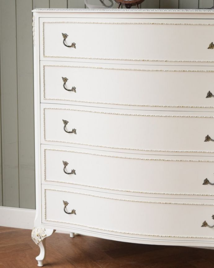 アンティークのチェスト　アンティーク家具　(ホワイトペイント)チェスト　収納だけじゃなく見た目でも楽しめます女性らしく素敵なデザインなので、チェストと言っても収納として使うだけじゃなく、置くだけでワクワクしてしまうアンティーク。(q-2217-f)