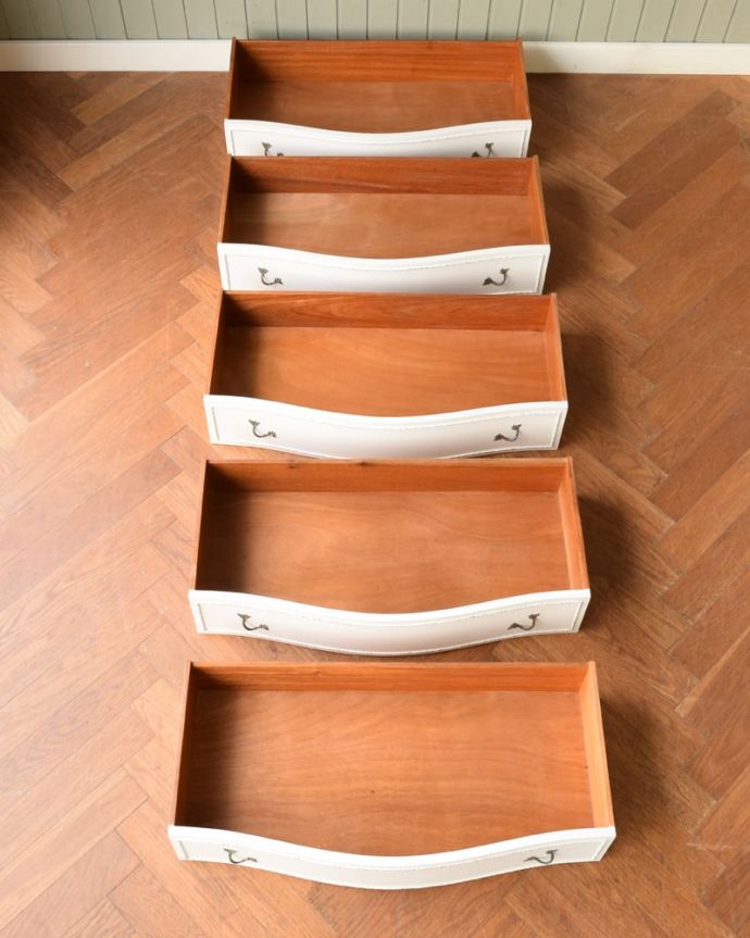 アンティークのチェスト　アンティーク家具　(ホワイトペイント)チェスト　お洋服もたっぷり収納出来ます修復する時、引き出しの中も職人がキレイにしました。(q-2217-f)