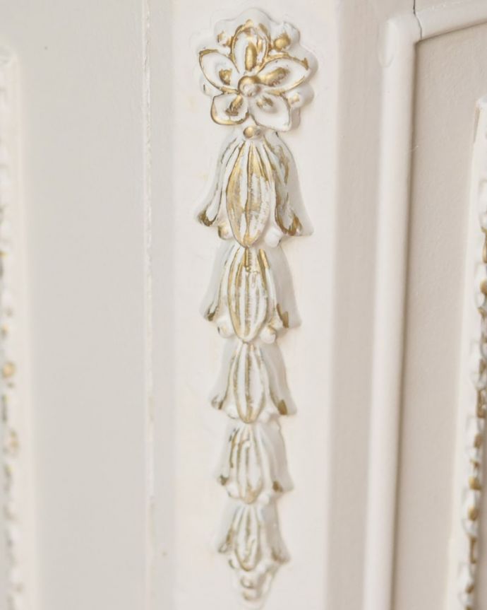 アンティークのチェスト　アンティーク家具　(ホワイトペイント)チェスト　やっぱりココがフランスらしい美しい彫にうっとり･･･ポイントポイントの装飾がキレイです。(q-2217-f)