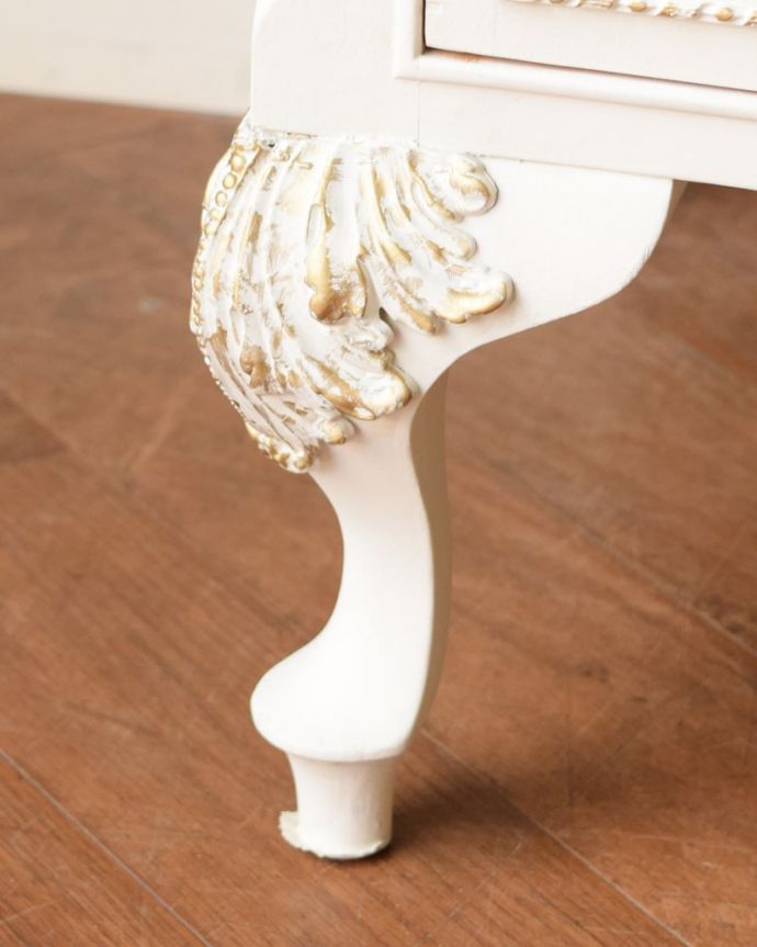 アンティークのチェスト　アンティーク家具　(ホワイトペイント)チェスト　女性1人でラクラク運べちゃう仕掛けHandleのアンティークは、脚の裏にフェルトキーパーをお付けしています。(q-2217-f)