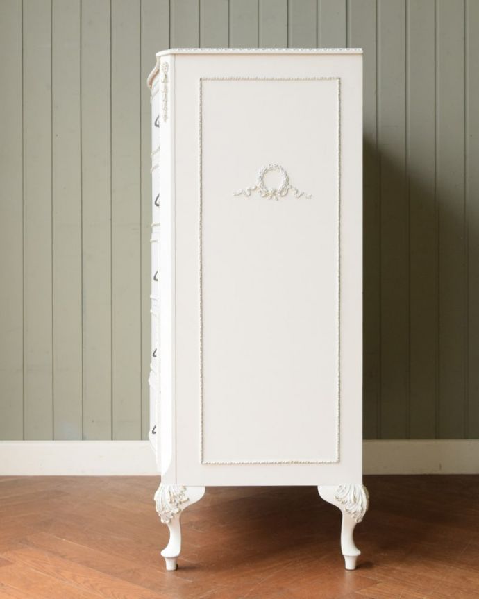 アンティークのチェスト　アンティーク家具　(ホワイトペイント)チェスト　横から見てもステキ実はサイドにも美しい彫が入っているんです。(q-2217-f)