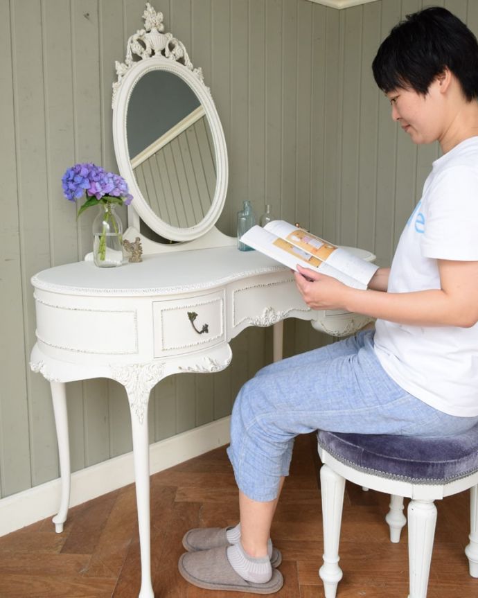 アンティークのドレッサー アンティーク家具 (ホワイトペイント)ドレッシングテーブル 座るだけで女子力をUPさせてくれます鏡の前に座るだけで、一瞬でお姫様気分にしてくれる美しいドレッシングチェスト。(q-2218-f)
