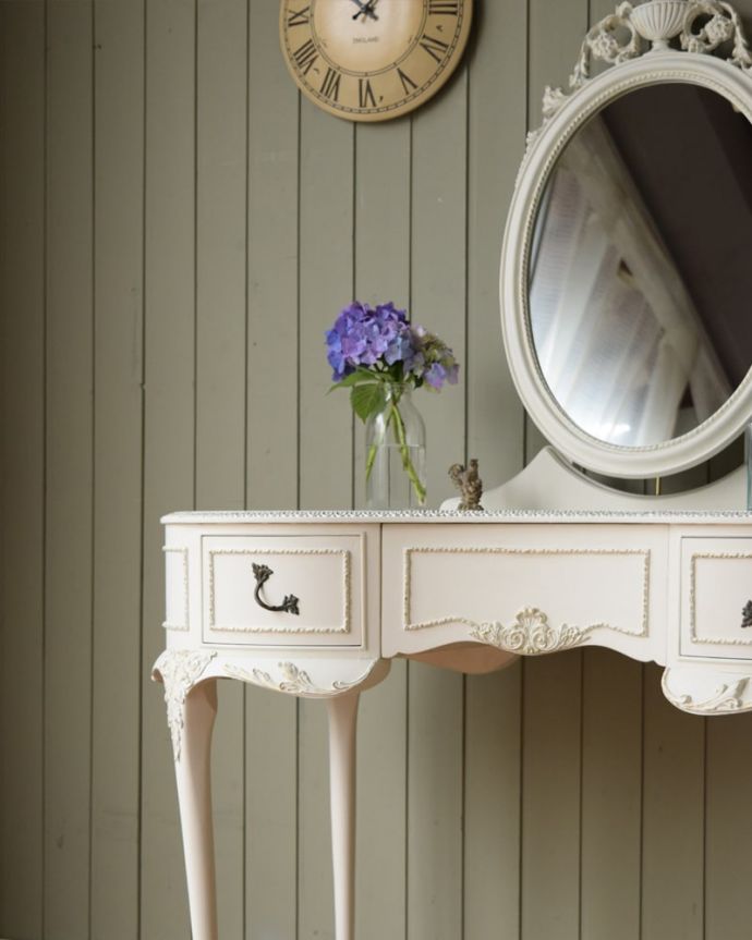 アンティークのドレッサー アンティーク家具 (ホワイトペイント)ドレッシングテーブル 自分だけのヒミツを収納引き出しもたくさんあるから収納としても便利な家具。(q-2218-f)