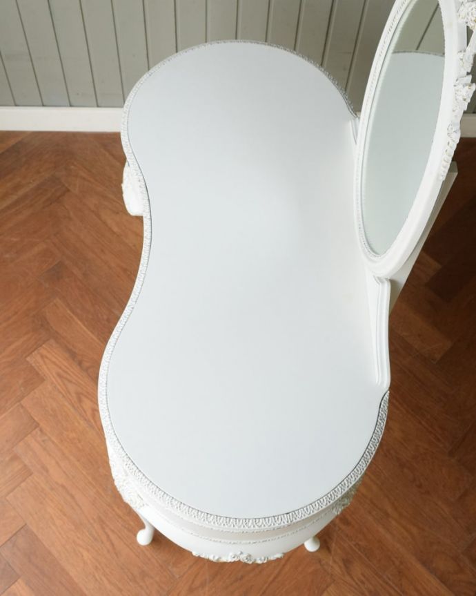 アンティークのドレッサー アンティーク家具 (ホワイトペイント)ドレッシングテーブル 天板の形も美しい上から見るとこんな形です。(q-2218-f)