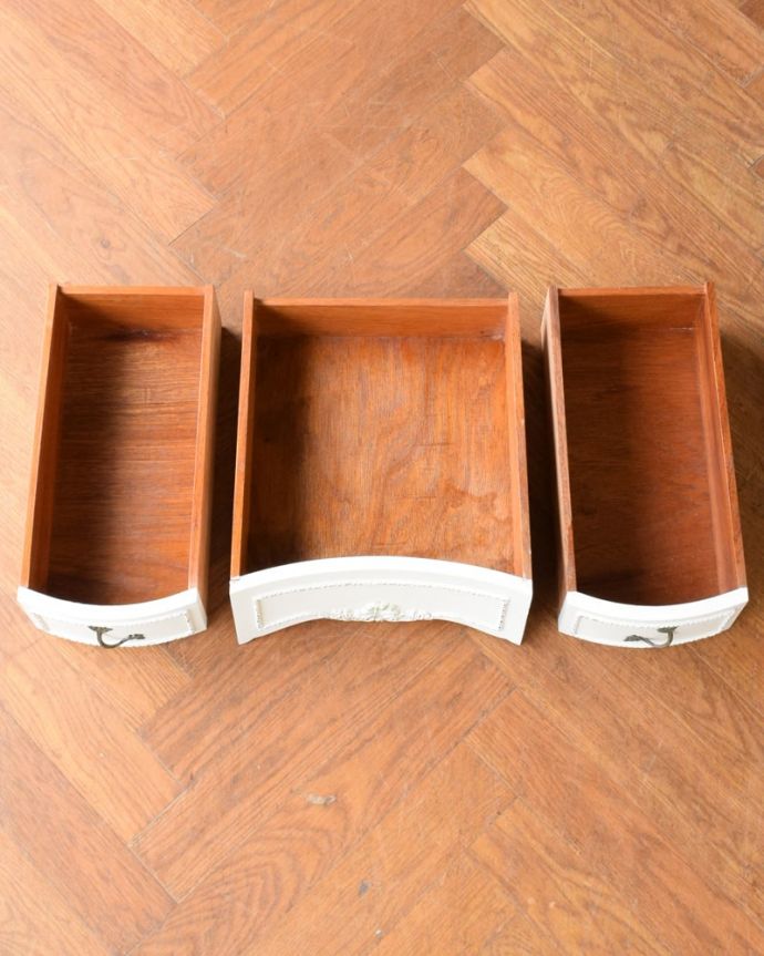 アンティークのドレッサー アンティーク家具 (ホワイトペイント)ドレッシングテーブル 引き出しの中もキレイに修復しました何も入れてもいいように職人がキレイにお直しした引き出しなので、中もキレイです。(q-2218-f)