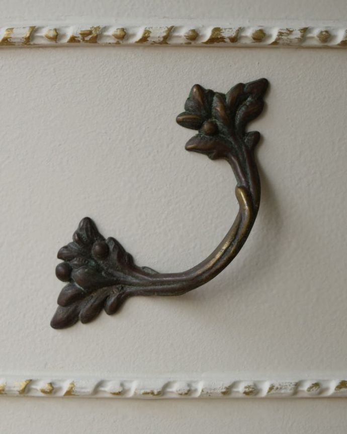 アンティークのドレッサー アンティーク家具 (ホワイトペイント)ドレッシングテーブル 取っ手のデザインも優雅こんな小さなパーツにもこだわっているところがアンティーク家具のよさです。(q-2218-f)