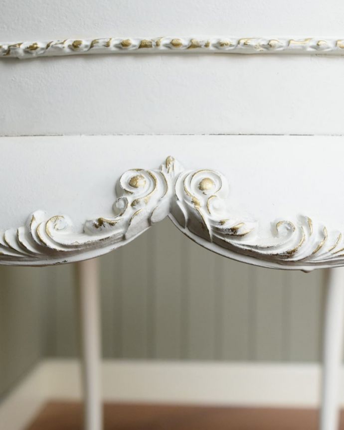 アンティークのドレッサー アンティーク家具 (ホワイトペイント)ドレッシングテーブル 横顔のポイント横にも女性らしい彫り。(q-2218-f)