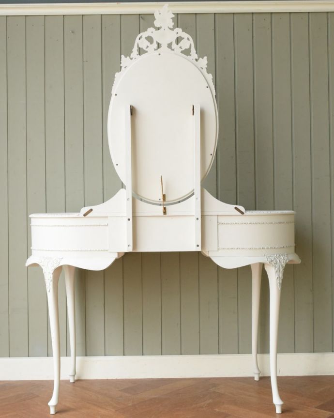 アンティークのドレッサー アンティーク家具 (ホワイトペイント)ドレッシングテーブル 優雅な後ろ姿アンティークは新品ではないので経年変化によるキズはありますが、専門の職人が修復したので後ろ姿もキレイです。(q-2218-f)