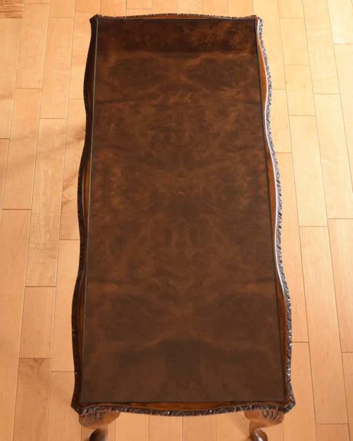 アンティークのテーブル　アンティーク家具　コーヒーテーブル　天板を上から見ると･･･コーヒーテーブルの天板は毎日使う場所だから、しっかり修復しました。(q-2219-f)