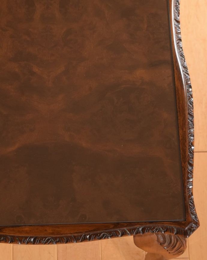 アンティークのテーブル　アンティーク家具　コーヒーテーブル　近づいて見てみると･･･アンティークはもちろん新品ではないので小さなキズや汚れはありますが、キレイにお直ししたので満足して頂ける自信があります！。(q-2219-f)