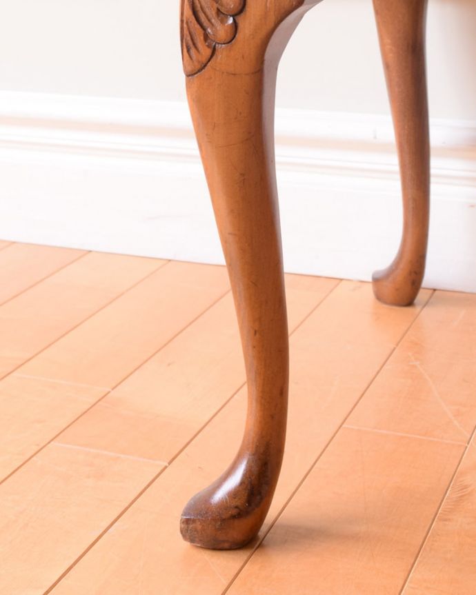 アンティークのテーブル　アンティーク家具　コーヒーテーブル　持ち上げなくても移動できます！Handleのアンティークは、脚の裏にフェルトキーパーをお付けしていますので、床を滑らせて簡単に移動する事が出来ます。(q-2219-f)