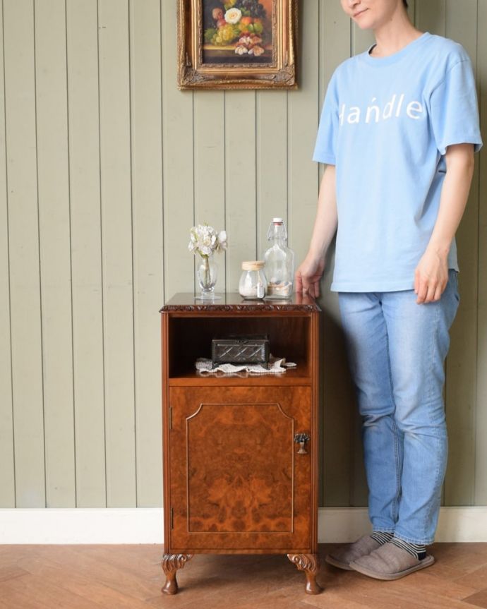 アンティークのキャビネット　アンティーク家具　イギリスの小さなアンティーク家具、木目の美しいペディスタルカップボード。小さくても英国アンティークらしい雰囲気たっぷり引き出しとオープン棚の付いた小ぶりな家具は、どんな場所でも大活躍。(q-2220-f)