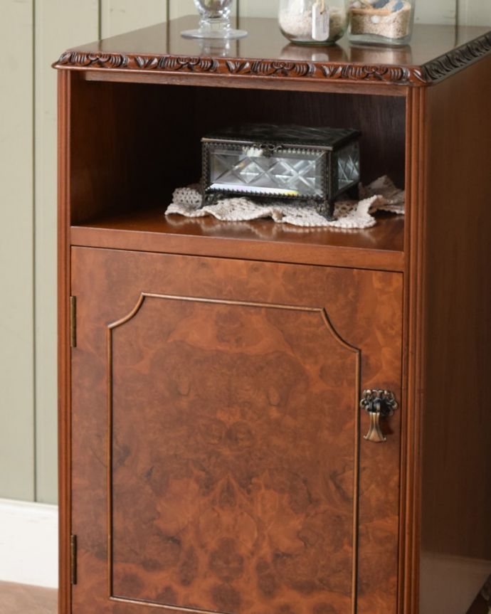 アンティークのキャビネット　アンティーク家具　イギリスの小さなアンティーク家具、木目の美しいペディスタルカップボード。気品漂う木目の美しさしっとりとした大人の雰囲気を醸し出す小さなキャビネットは木目の美しさが自慢です。(q-2220-f)