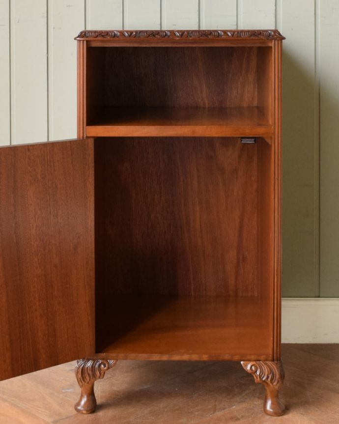 アンティークのキャビネット　アンティーク家具　イギリスの小さなアンティーク家具、木目の美しいペディスタルカップボード。扉を開けて中を見てみると…職人がキレイに修復したので、扉の中もキレイです。(q-2220-f)