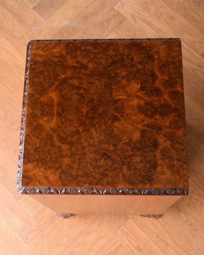 アンティークのキャビネット　アンティーク家具　イギリスの小さなアンティーク家具、木目の美しいペディスタルカップボード。何を飾ろうかな…上から見ると、天板はこんな感じです。(q-2220-f)