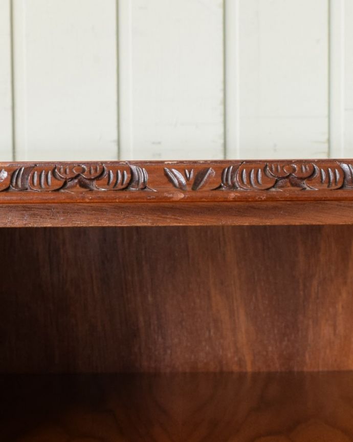 アンティークのキャビネット　アンティーク家具　イギリスの小さなアンティーク家具、木目の美しいペディスタルカップボード。いろんな場所にこだわり彫のデザインもいろいろです。(q-2220-f)