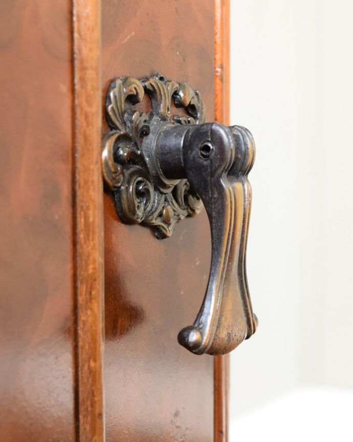 アンティークのキャビネット　アンティーク家具　イギリスの小さなアンティーク家具、木目の美しいペディスタルカップボード。開ける度にワクワク･･･取っ手もアンティークらしいデザイン。(q-2220-f)