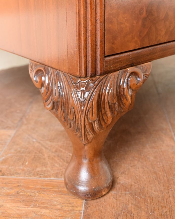 アンティークのキャビネット　アンティーク家具　イギリスの小さなアンティーク家具、木目の美しいペディスタルカップボード。女性１人でもラクに運べちゃうヒミツHandleのアンティークは、脚の裏にフェルトキーパーをお付けしているので、床を滑らせれば女性でも移動がカンタンに出来ます！。(q-2220-f)