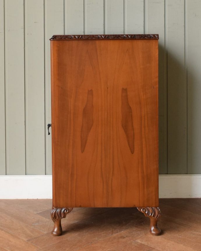 アンティークのキャビネット　アンティーク家具　イギリスの小さなアンティーク家具、木目の美しいペディスタルカップボード。横顔だっても美しい正面だけじゃなく横から見ても美しい姿です。(q-2220-f)