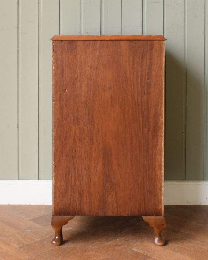 アンティークのキャビネット　アンティーク家具　イギリスの小さなアンティーク家具、木目の美しいペディスタルカップボード。後ろ姿にも注目！アンティークは新品ではないので、経年変化によるキズはありますが、専門の職人がキレイにお直しをしているので、後ろ姿もキレイです。(q-2220-f)