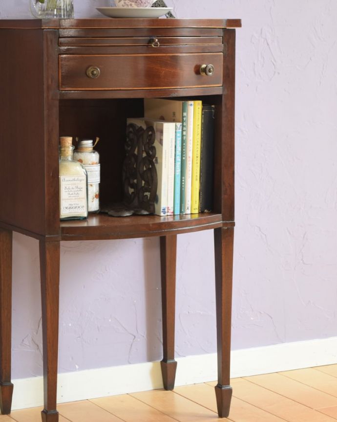 アンティークのキャビネット　アンティーク家具　英国のアンティーク家具、マホガニー材のベッドサイドテーブル。気品漂う木目の美しさしっとりとした大人の雰囲気を醸し出す小さなキャビネットは木目の美しさが自慢です。(q-2223-f)