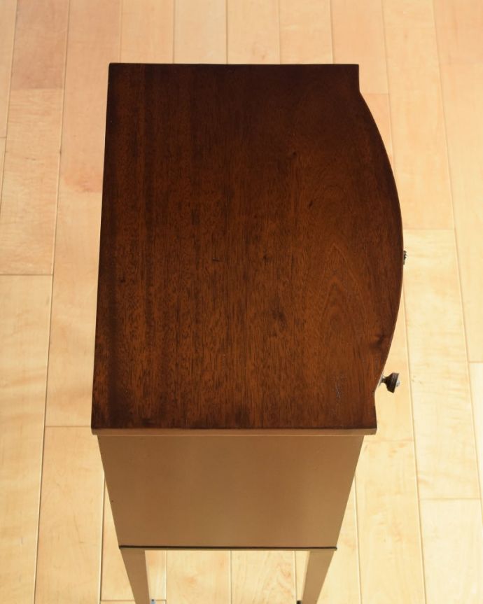 アンティークのキャビネット　アンティーク家具　英国のアンティーク家具、マホガニー材のベッドサイドテーブル。何を飾ろうかな…上から見ると、天板はこんな感じです。(q-2223-f)