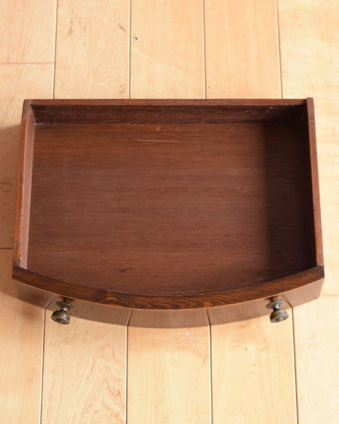 アンティークのキャビネット　アンティーク家具　英国のアンティーク家具、マホガニー材のベッドサイドテーブル。引き出しの中もキレイですもちろん引き出しの中も職人がキレイに直しました。(q-2223-f)