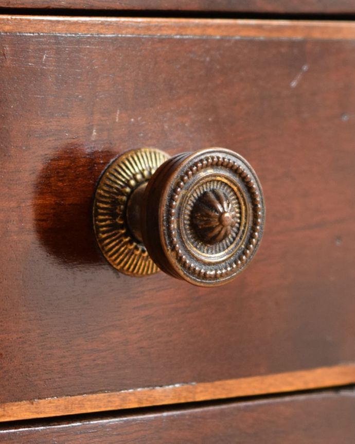 アンティークのキャビネット　アンティーク家具　英国のアンティーク家具、マホガニー材のベッドサイドテーブル。アクセサリーの様な取っ手アンティークらしさは取っ手のデザインまで。(q-2223-f)