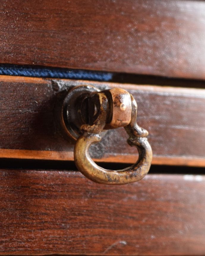 アンティークのキャビネット　アンティーク家具　英国のアンティーク家具、マホガニー材のベッドサイドテーブル。開ける度にワクワク･･･取っ手もアンティークらしいデザイン。(q-2223-f)