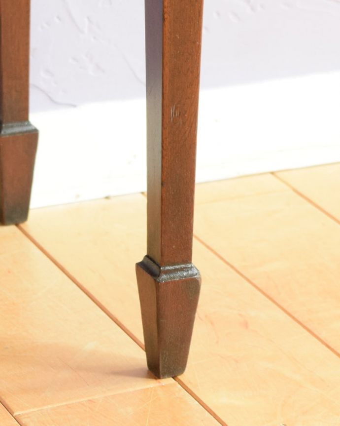 アンティークのキャビネット　アンティーク家具　英国のアンティーク家具、マホガニー材のベッドサイドテーブル。女性１人でもラクに運べちゃうヒミツHandleのアンティークは、脚の裏にフェルトキーパーをお付けしているので、床を滑らせれば女性でも移動がカンタンに出来ます！。(q-2223-f)