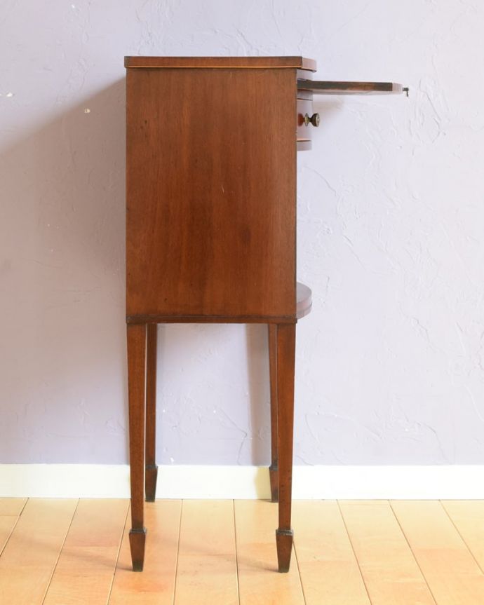 アンティークのキャビネット　アンティーク家具　英国のアンティーク家具、マホガニー材のベッドサイドテーブル。横顔だっても美しい正面だけじゃなく横から見ても美しい姿です。(q-2223-f)