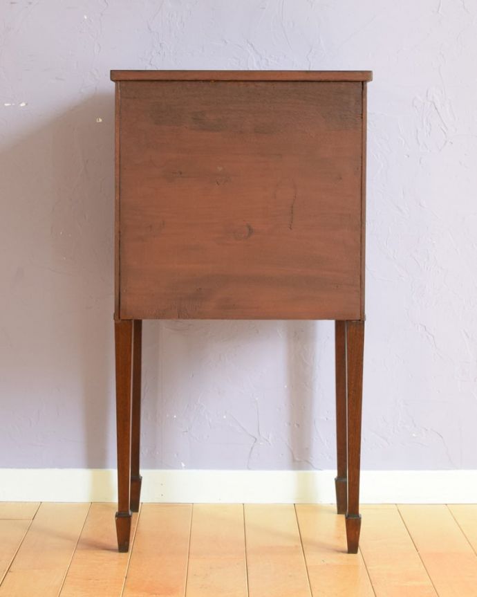 アンティークのキャビネット　アンティーク家具　英国のアンティーク家具、マホガニー材のベッドサイドテーブル。後ろ姿にも注目！アンティークは新品ではないので、経年変化によるキズはありますが、専門の職人がキレイにお直しをしているので、後ろ姿もキレイです。(q-2223-f)