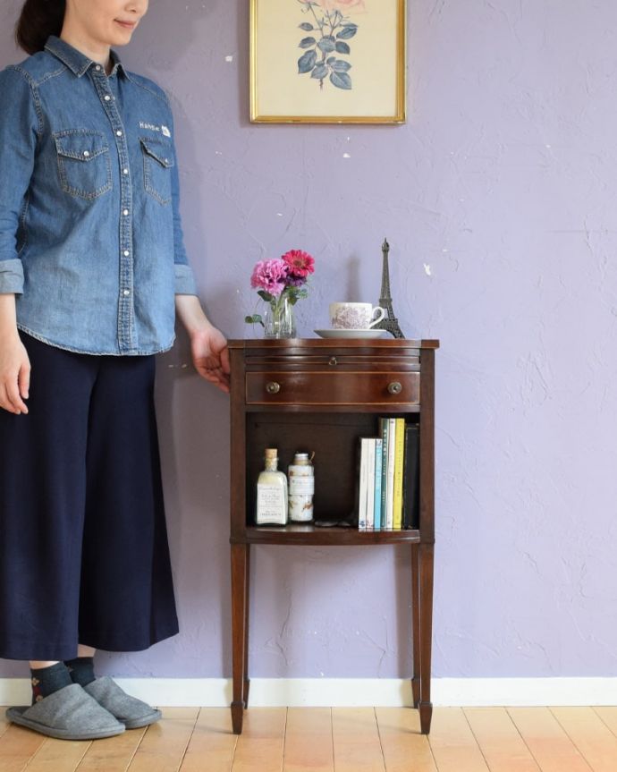 アンティークのキャビネット　アンティーク家具　英国のアンティーク家具、マホガニー材のベッドサイドテーブル。高級感がある女性らしい優しいシルエットどんな場所にも置けるコンパクトなサイズ。(q-2223-f)