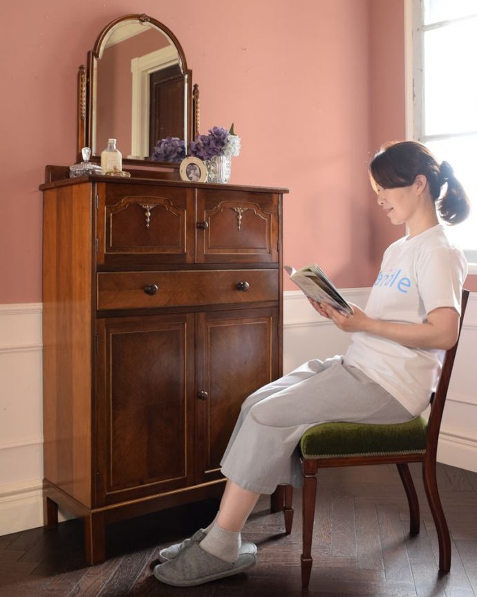 アンティークのドレッサー　アンティーク家具　ドレッシングチェスト　寝室だけじゃなく、リビングでも玄関でも･･･ドレッサーは寝室で使うイメージがありますが、アンティークのものはデザインが素敵なので、みんなが集まる場所に置いて見せながら使って下さい。(q-2225-f)