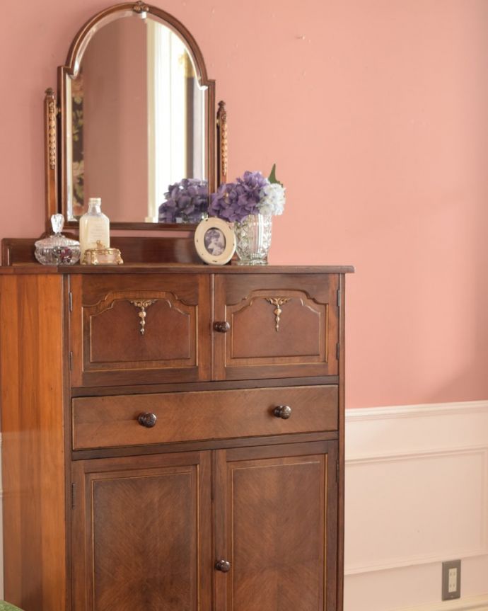 アンティークのドレッサー　アンティーク家具　ドレッシングチェスト　英国アンティークらしい凛とした雰囲気木目と彫の美しさが際立つ英国のアンティークらしいドレッシングチェスト。(q-2225-f)