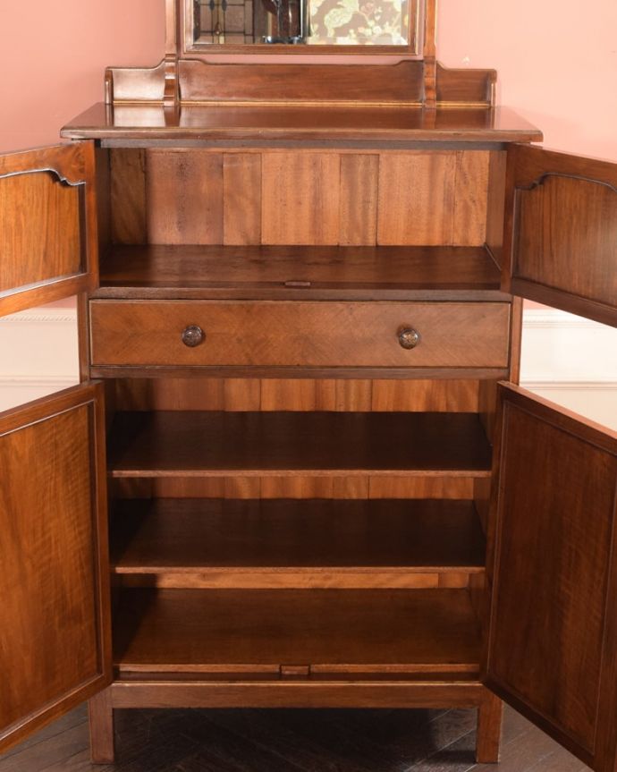 アンティークのドレッサー　アンティーク家具　ドレッシングチェスト　扉を開けて中を見てみると…職人がキレイに修復したので、扉の中もキレイです。(q-2225-f)